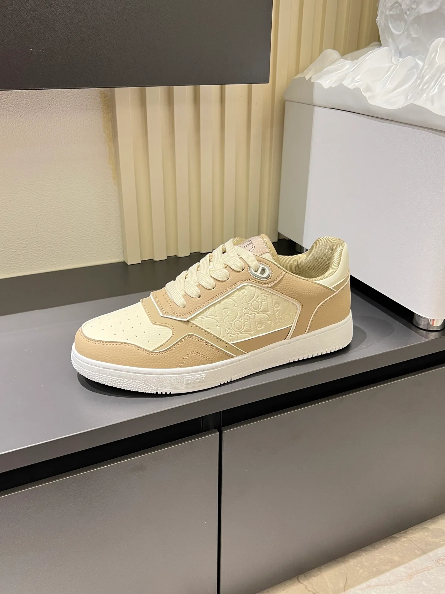 Men's shoes 💰p400 "Dio*" mid-top B27 casual sneakers. This B27 high-top sneaker is a new product in the series and continues Di*r's classic style. Crafted from gray and white smooth calf leather with beige and black Oblique print panels on the sides. The "CD Icon" shaped shoelace eyelets are clever and delicate, and the two-color rubber sole, rear collar and heel are all equipped with the brand's iconic details to enhance the style. Oblique printed straps at the ankle allow for an adjustable fit to complement the overall design. Fashionable and versatile, it can complement any look. Create an exquisite design with unique dynamic vitality and modern atmosphere, presented in low-top and high-top styles. This new must-have shoe adds a new dimension to Dior's archive heritage, embodying modern elegance. Purchase the original version and make it 1:1. If you need top quality, please come to me! Male 38-44!